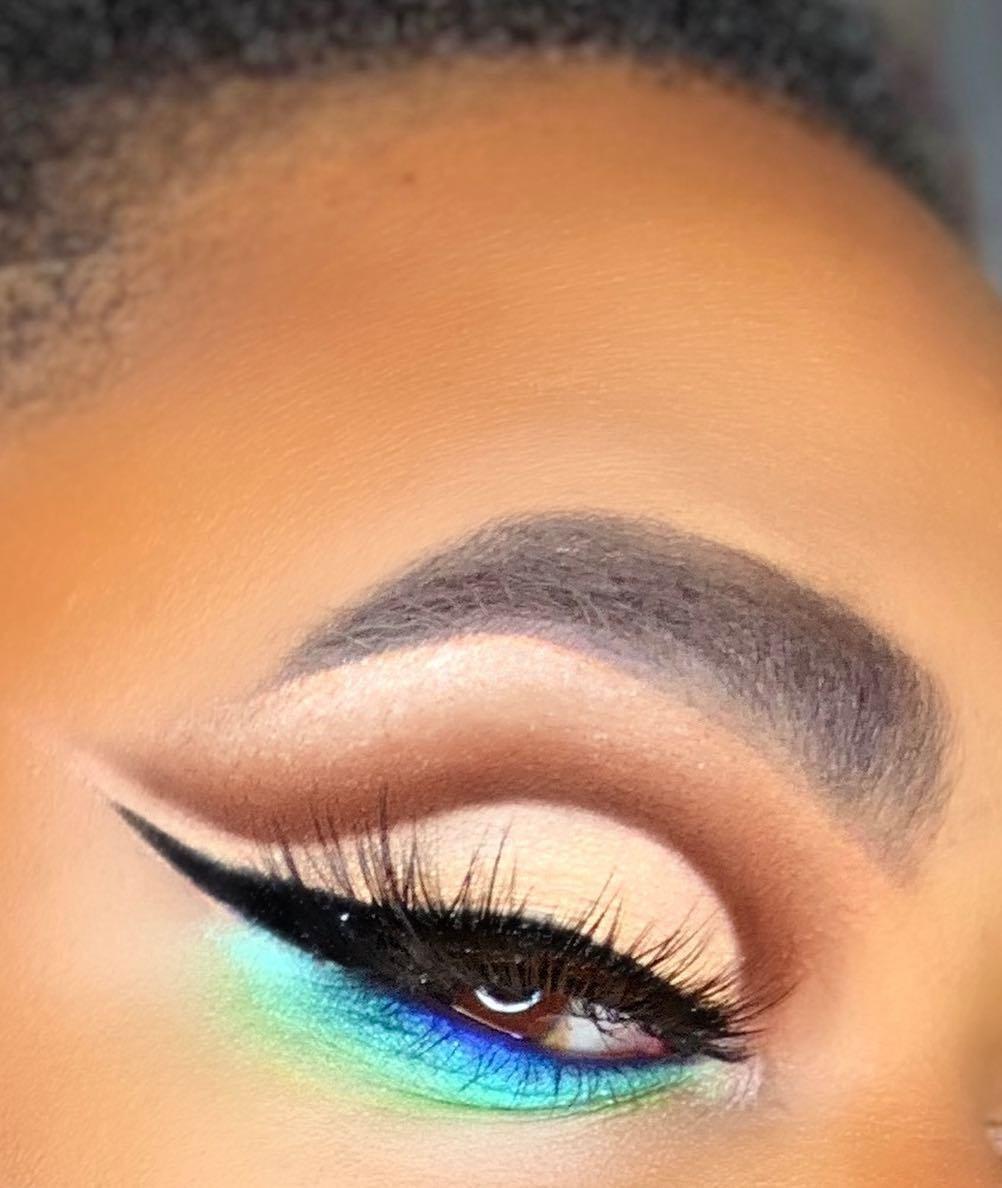 Vibrant Pressed Powder Eyeshadow – Metallic & Pearl Finish